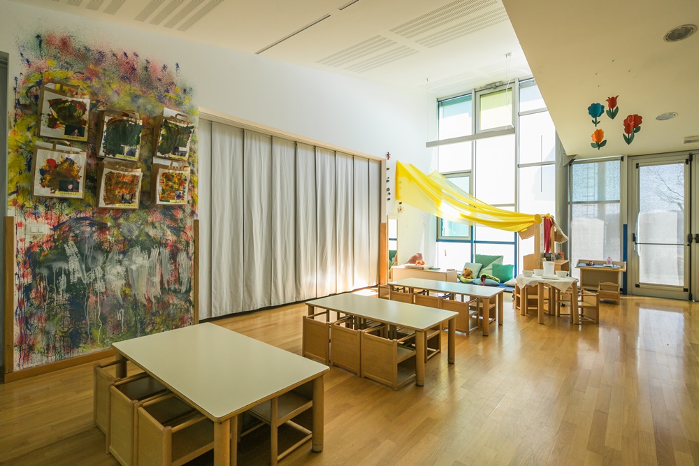 Un'immagine che ritrae pavimentazione, design d'interni, pavimento, pavimenti in legno e soffitto.