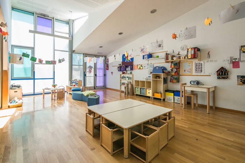Un'immagine che ritrae pavimentazione, design d'interni, pavimento, mobilia e soffitto.