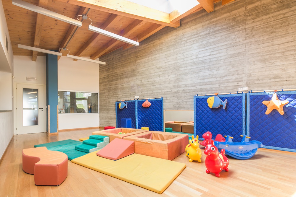 Un'immagine che ritrae legna, pavimentazione, pavimento, design d'interni e soffitto.