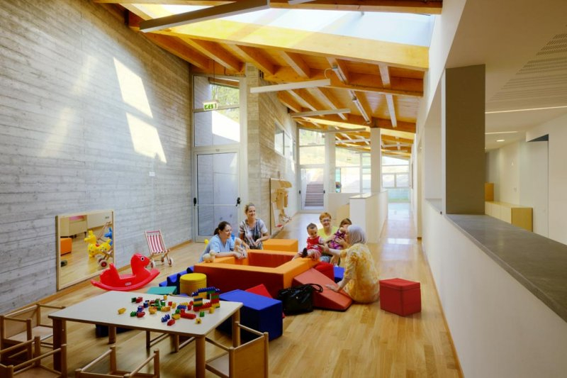 Un'immagine che ritrae pavimentazione, legna, design d'interni, soffitto e pavimento.