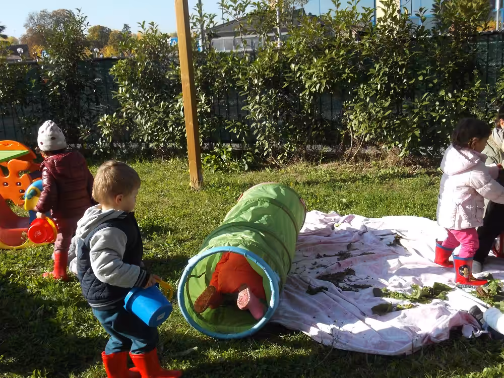 Un'immagine che ritrae ricreazione, bambino, tempo libero, divertimento e prato.