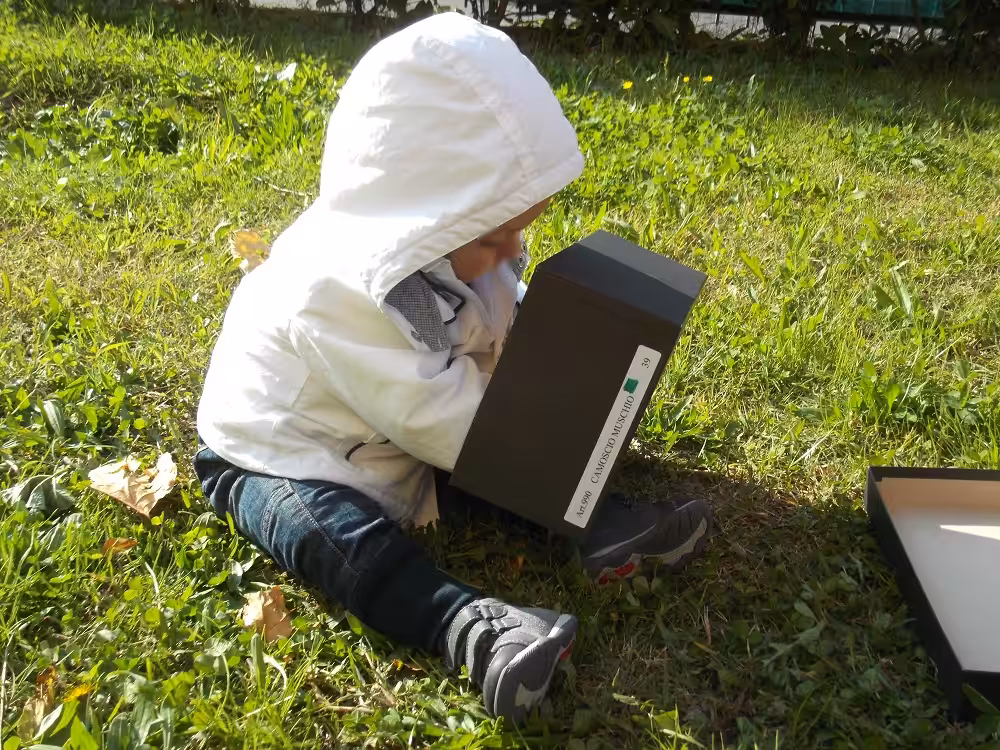 Un'immagine che ritrae dispositivo elettronico, bambino, gadget, bambino che fa i primi passi e lettura.