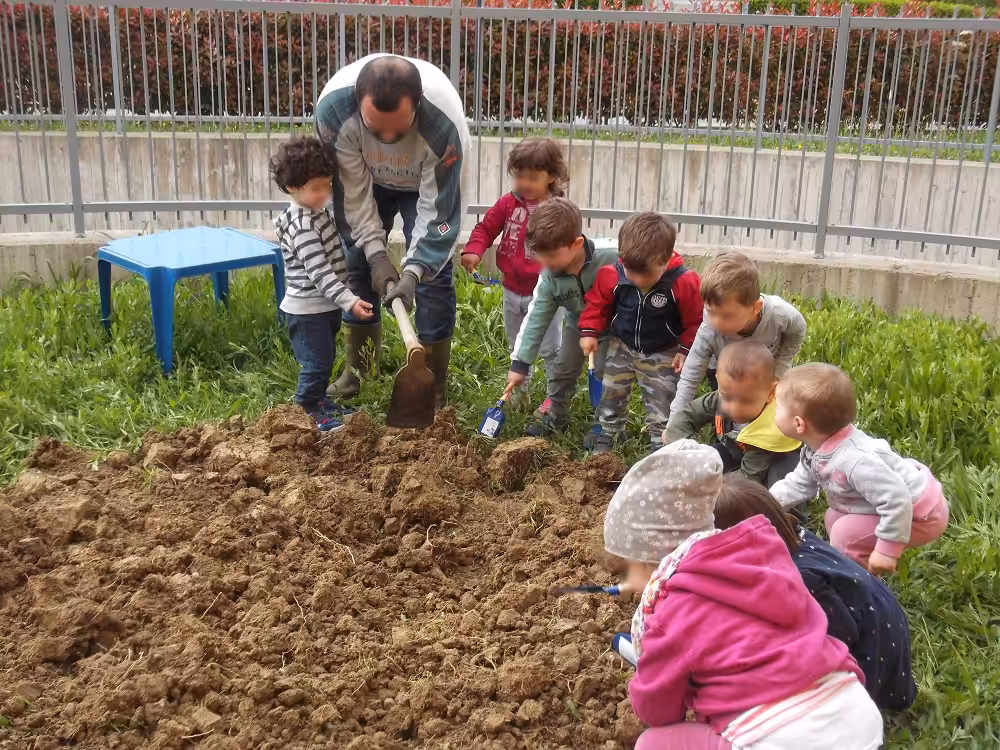 Un'immagine che ritrae bambino, comunità, suolo, ricreazione e bambino che fa i primi passi.