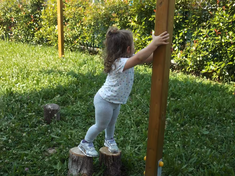 Un'immagine che ritrae ricreazione, bambino, tempo libero, primavera e persone nella natura.