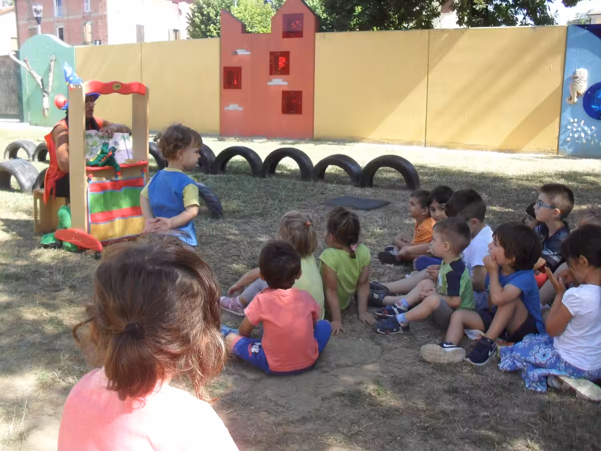 Un'immagine che ritrae bambino, ricreazione, comunità, asilo e divertimento.
