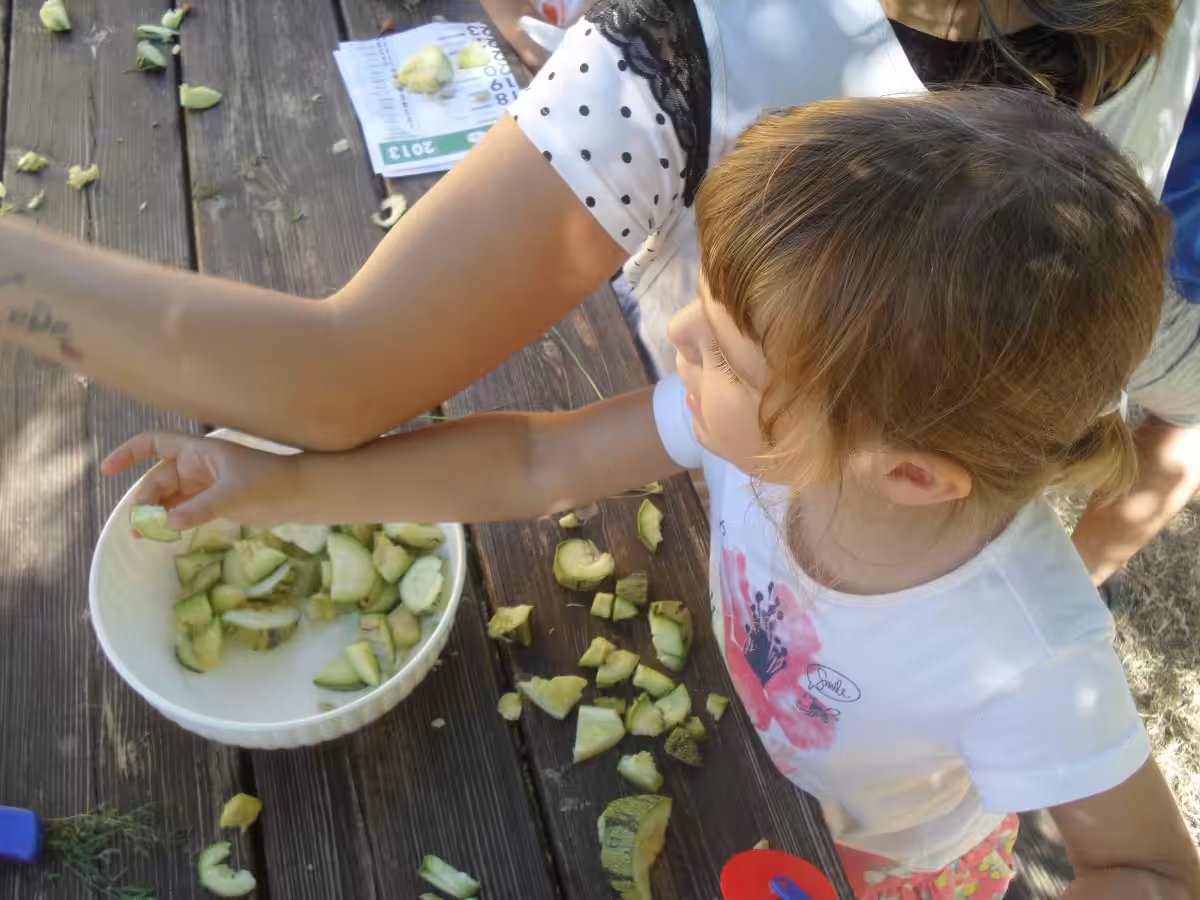 Un'immagine che ritrae mano, cibo, produrre, ingrediente e bambino.