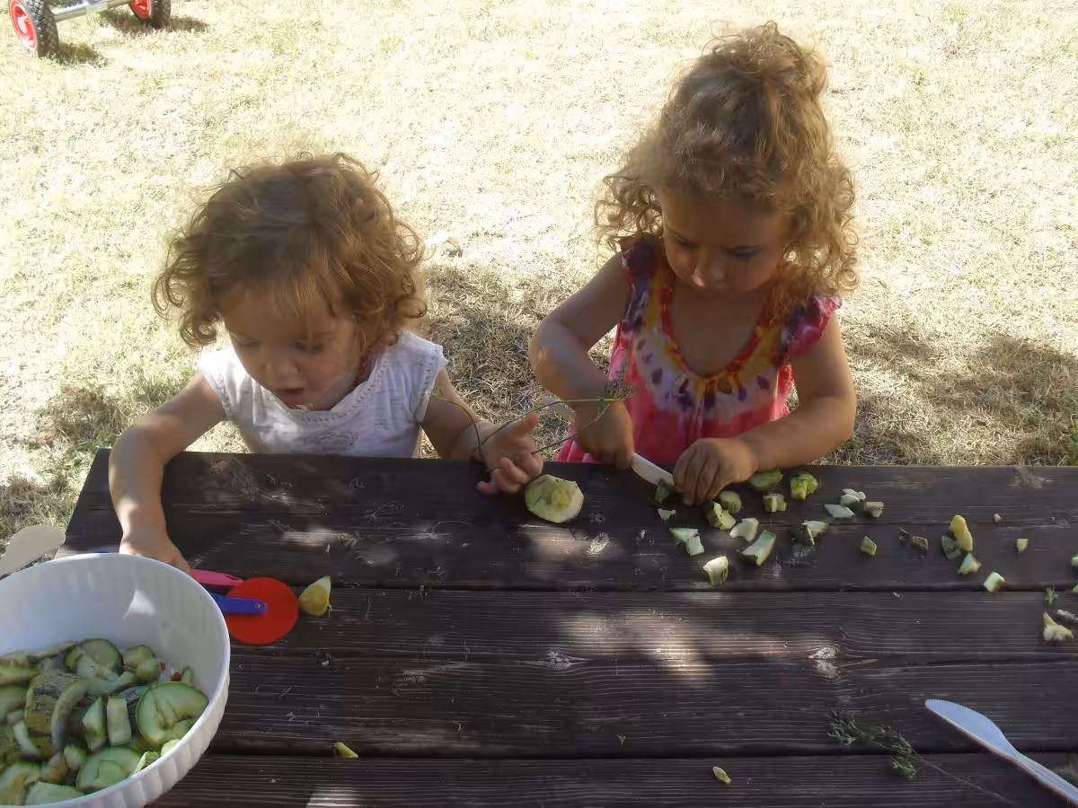 Un'immagine che ritrae bambino, produrre, ricreazione, bambino che fa i primi passi e divertimento.