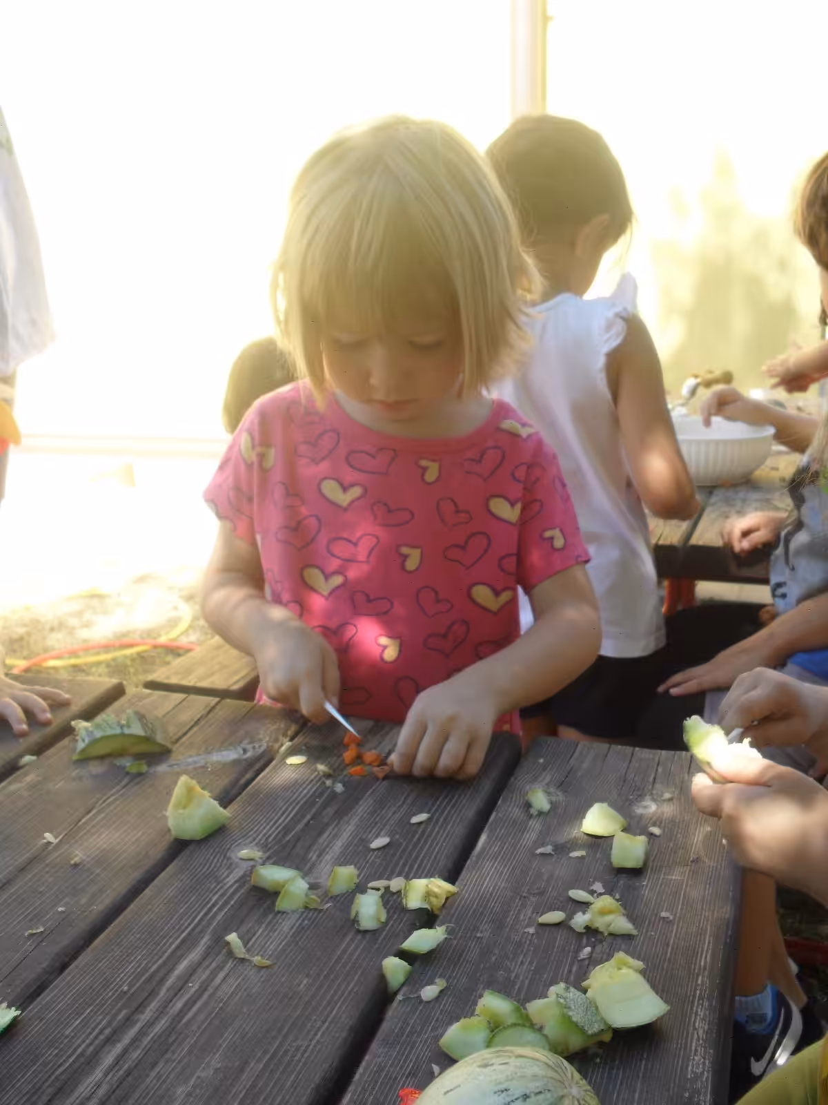 Un'immagine che ritrae bambino, dito, bambino che fa i primi passi, cibo e produrre.