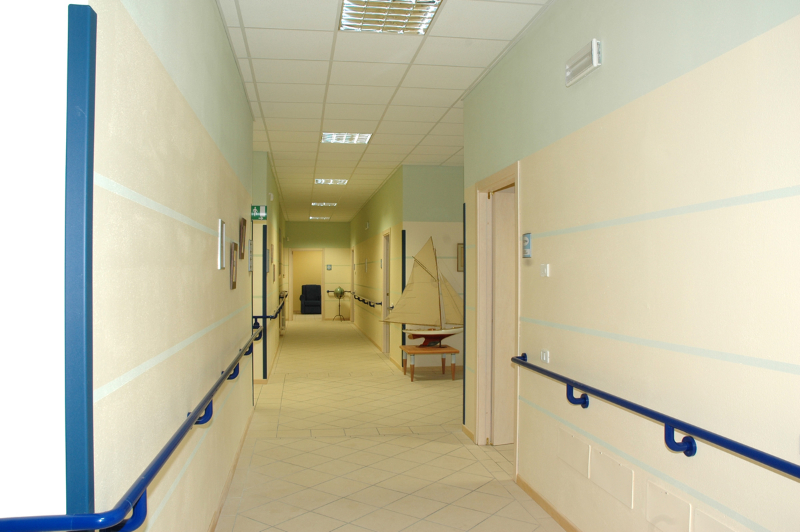 Un'immagine che ritrae pavimentazione, pavimento, soffitto, materiale composito e ospedale.