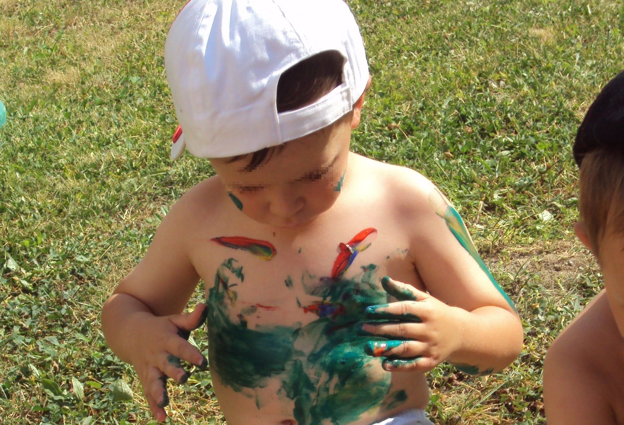 Un'immagine che ritrae estate, bambino, tatuaggio, torso e divertimento.