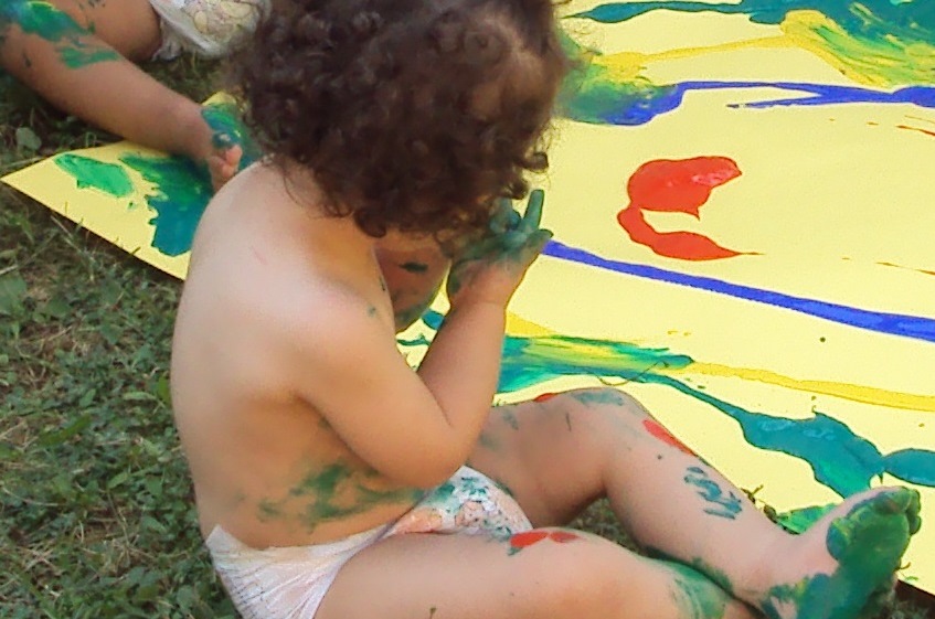Un'immagine che ritrae mano, estate, bambino, colore e divertimento.
