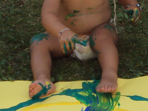 Un'immagine che ritrae coscia, bambino, piede, a piedi nudi e vitello.