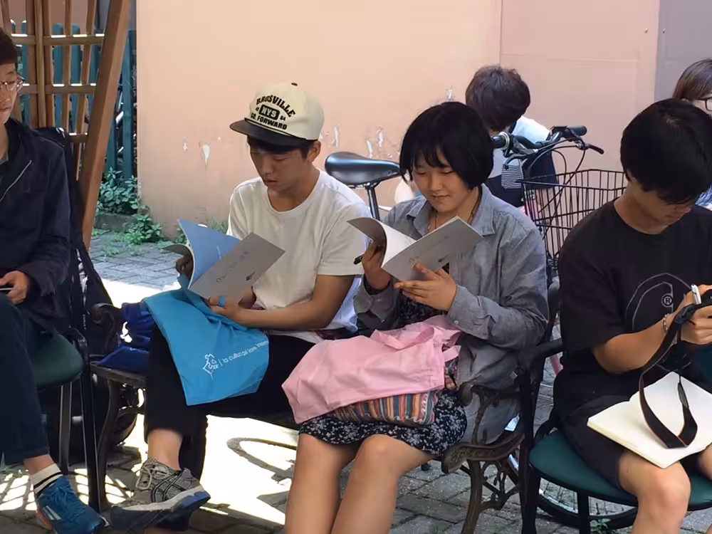 Un'immagine che ritrae borsa, braccio, mano, scarpa e gamba.