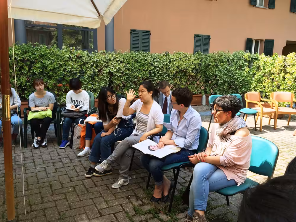 Un'immagine che ritrae jeans, seduta, condivisione, tempo libero e bagagli e borse.