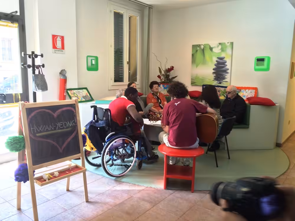 Un'immagine che ritrae sedia a rotelle, mobilia, sedia, camera e pianta da appartamento.