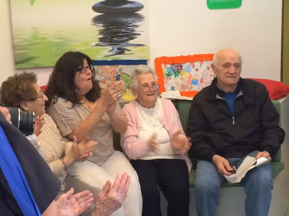 Un'immagine che ritrae sorriso, seduta, comfort, sedia e giro.