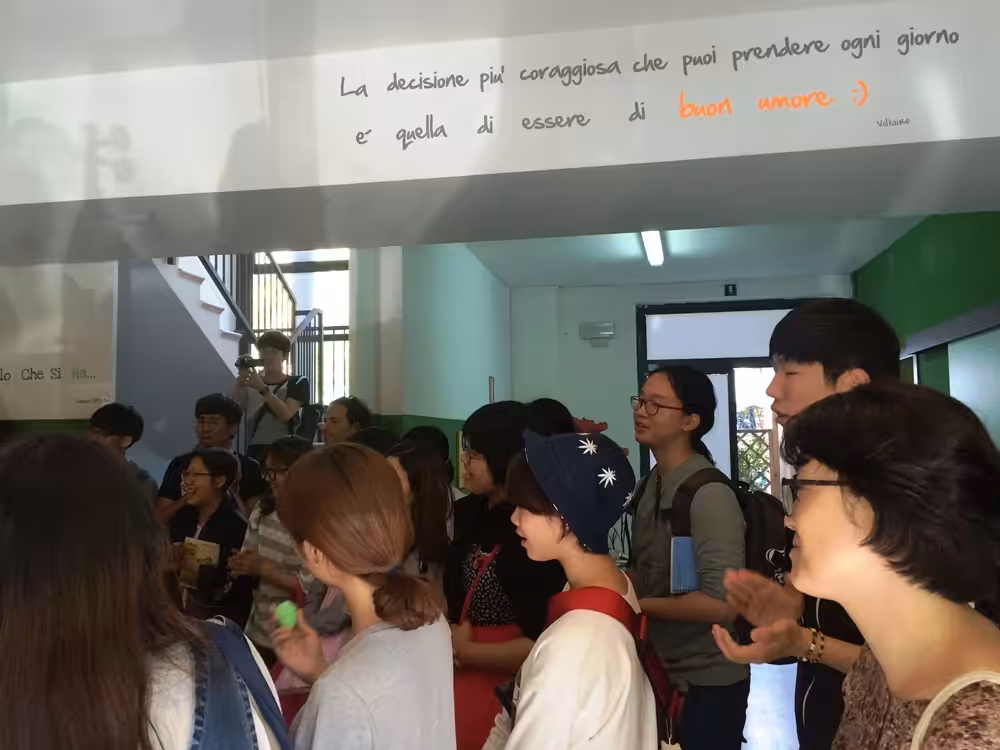 Un'immagine che ritrae borsa, bagagli e borse, zaino, schiena umana e borsa a mano.