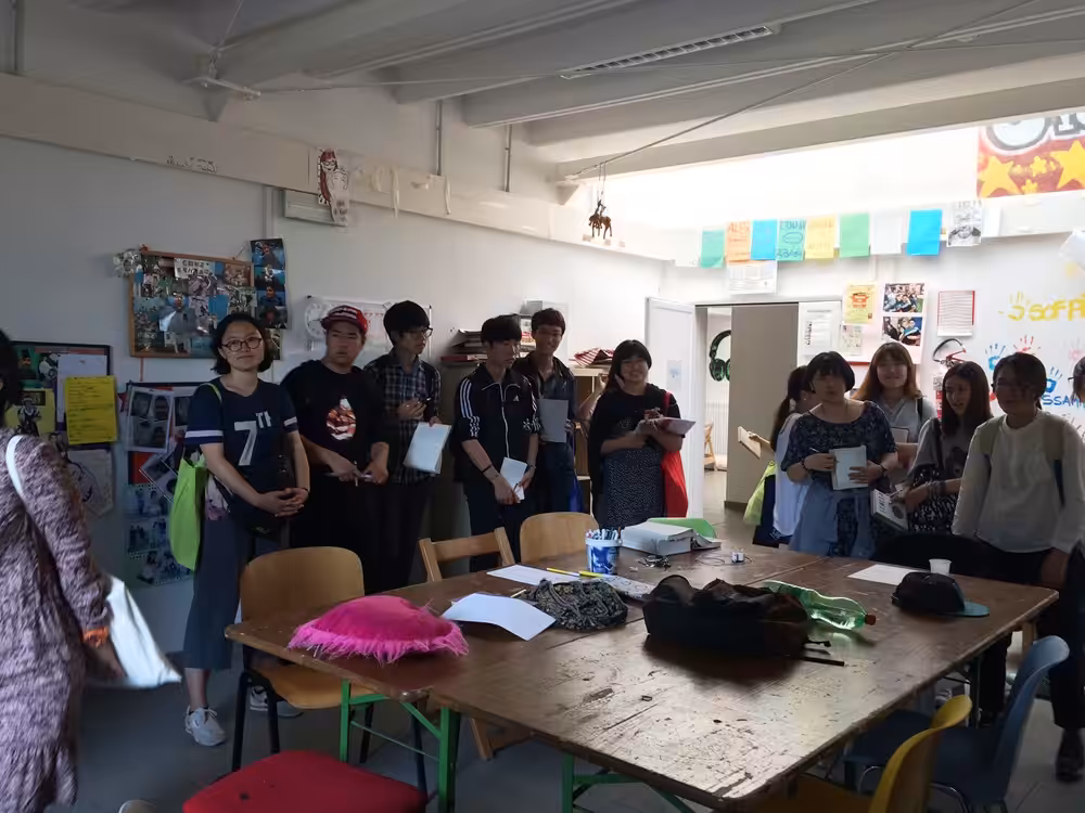 Un'immagine che ritrae jeans, mobilia, tavolo, soffitto e condivisione.