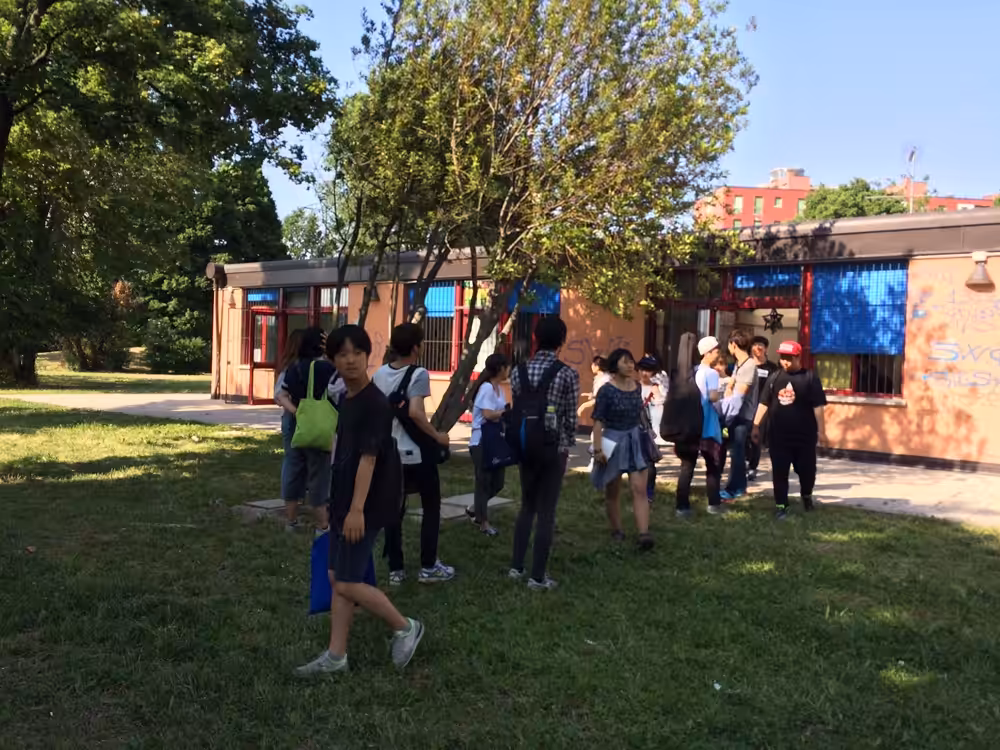 Un'immagine che ritrae spazio pubblico, jeans, ricreazione, comunità e tempo libero.