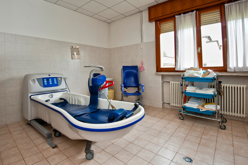 Un'immagine che ritrae pavimentazione, pavimento, mobilia, attrezzature mediche e clinica.