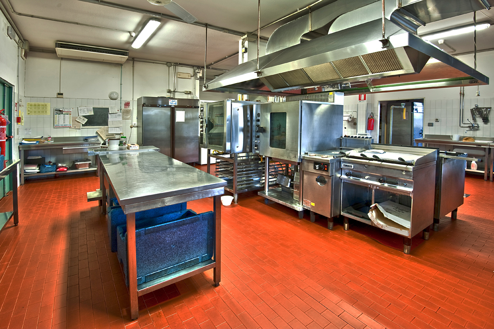 Un'immagine che ritrae cucina, elettrodomestico da cucina, elettrodomestico principale, cibo e piano di lavoro.