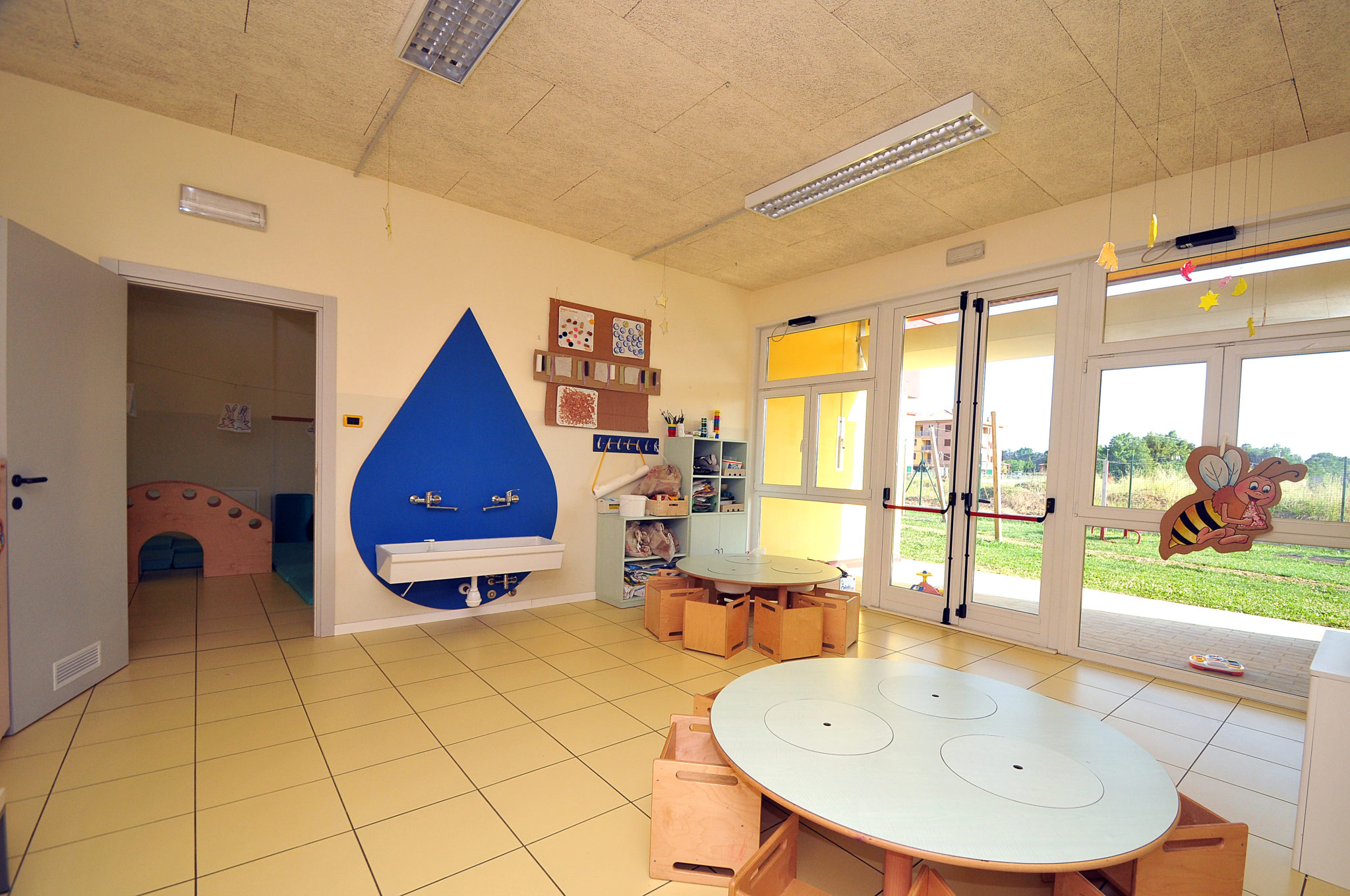 Un'immagine che ritrae pavimentazione, pavimento, soffitto, sala ricreativa e sala.