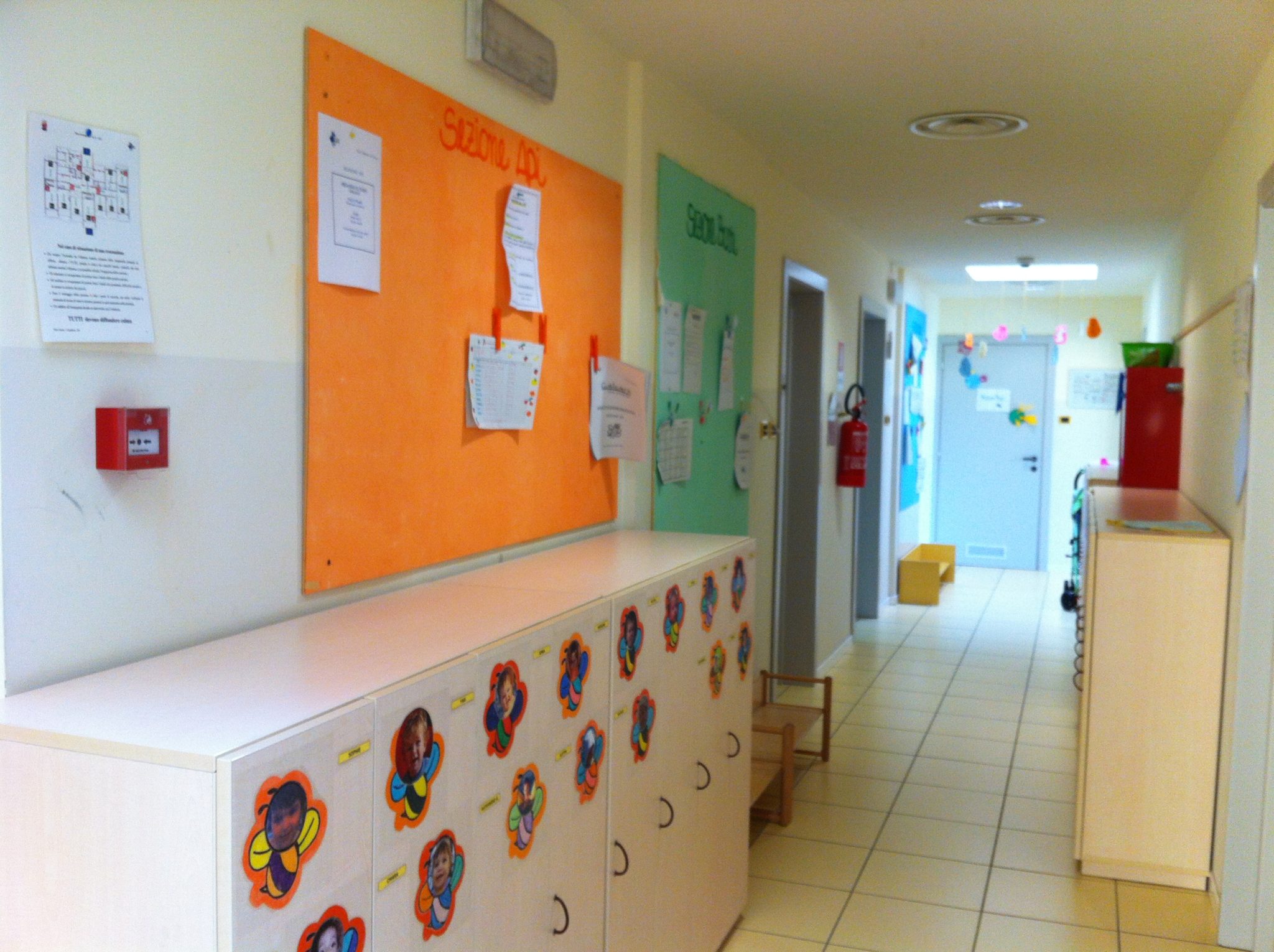 Un'immagine che ritrae pavimentazione, soffitto, design d'interni, pavimento e camera.