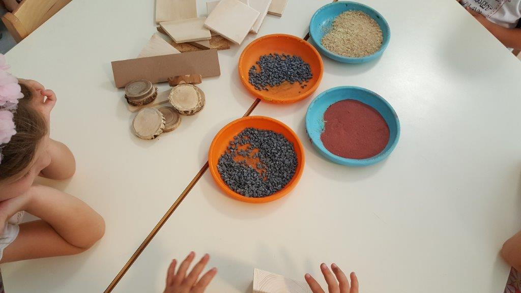Un'immagine che ritrae ingrediente, seme, bambino, chiodo e ciotola per mescolare.
