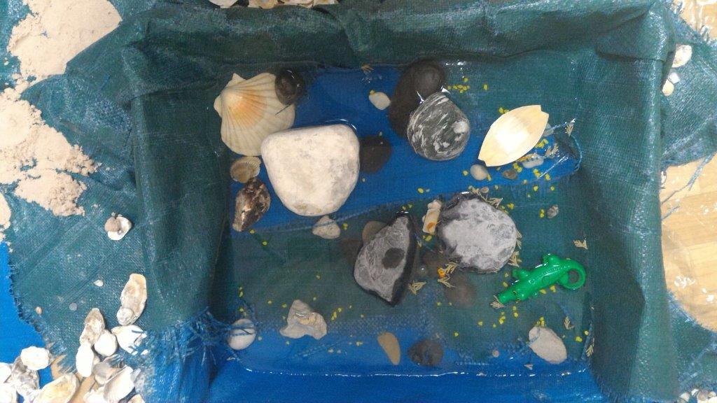 Un'immagine che ritrae materiale naturale, plastica, sciupare, miscela e ciottolo.