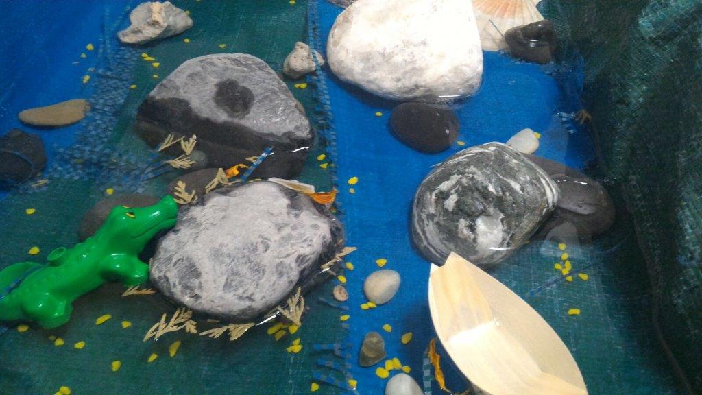 Un'immagine che ritrae roccia, ciottolo, colore, plastica e materiale naturale.