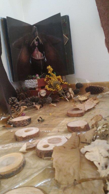 Un'immagine che ritrae marrone e materiale naturale.