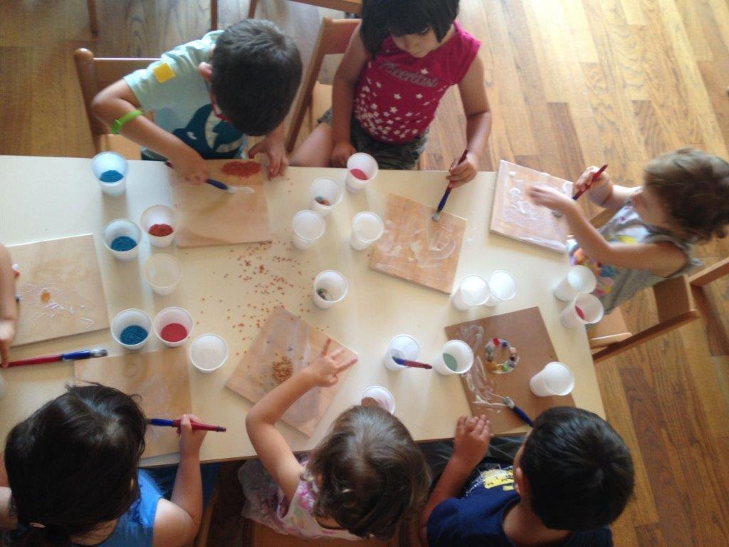 Un'immagine che ritrae dito, tavolo, bambino, mobilia e divertimento.