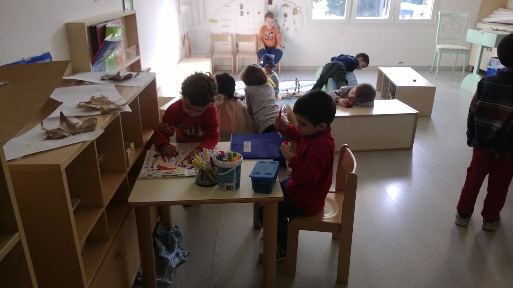 Un'immagine che ritrae mobilia, pavimentazione, bambino, camera e asilo.