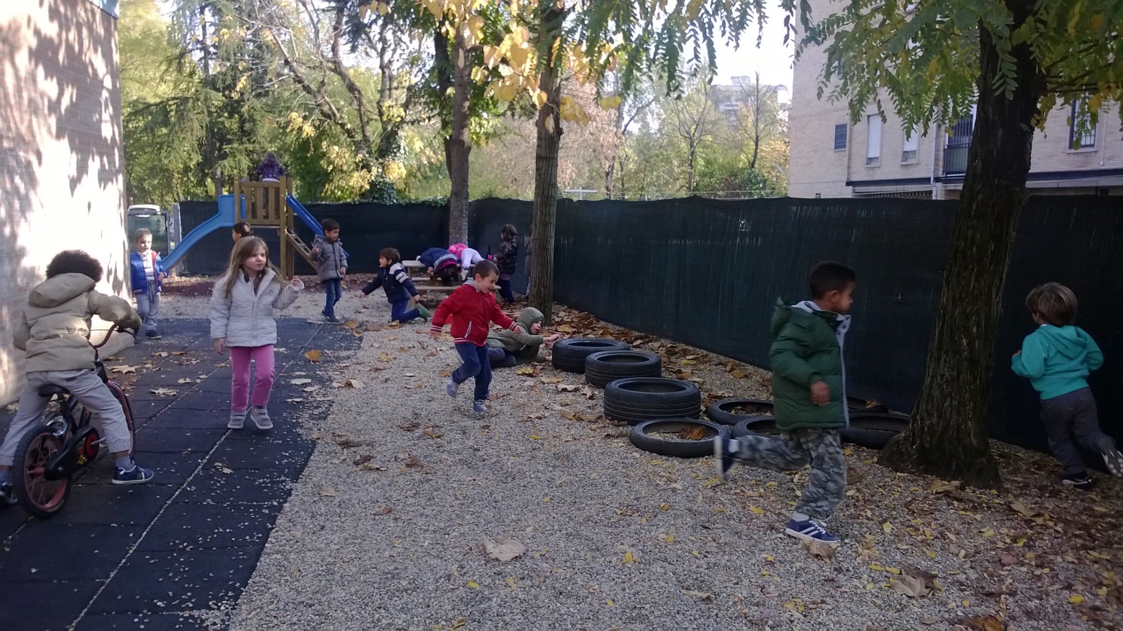 Un'immagine che ritrae ricreazione, spazio pubblico, bambino, tempo libero e pedonale.