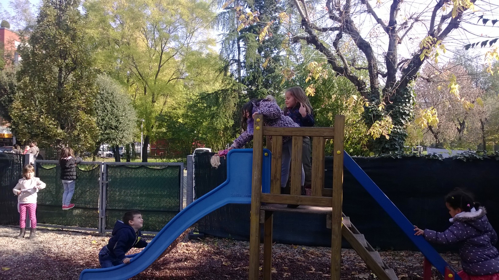 Un'immagine che ritrae attrezzature da gioco all'aperto, ricreazione, scivolo da parco giochi, spazio pubblico e tempo libero.