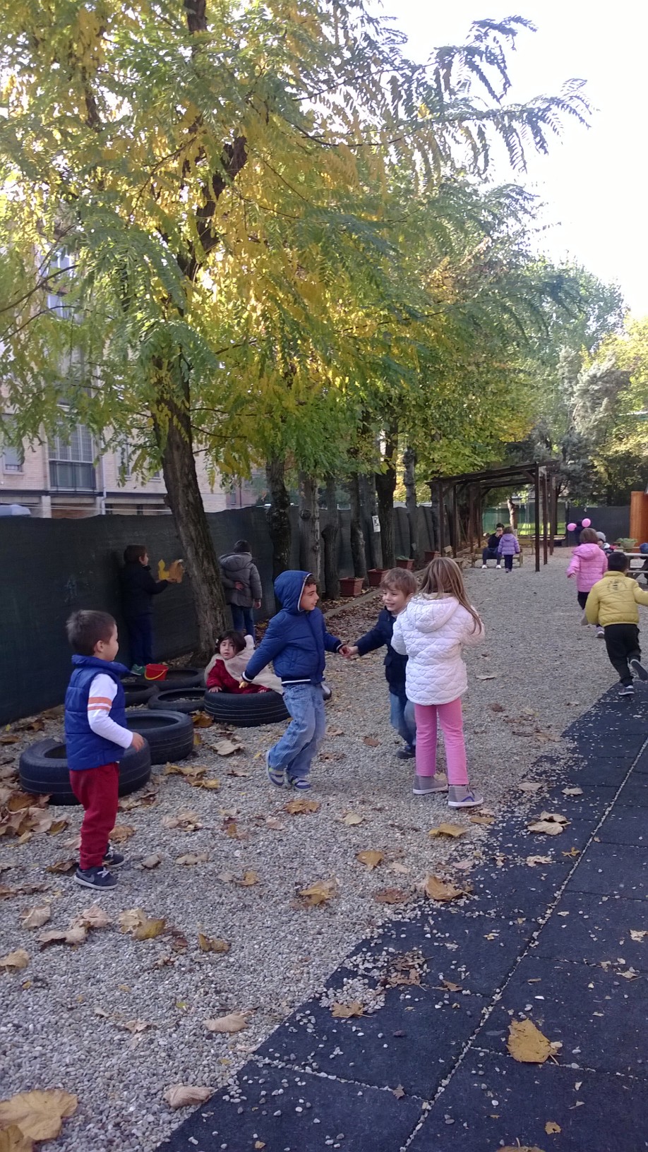 Un'immagine che ritrae ricreazione, spazio pubblico, pedonale, tempo libero e bambino.