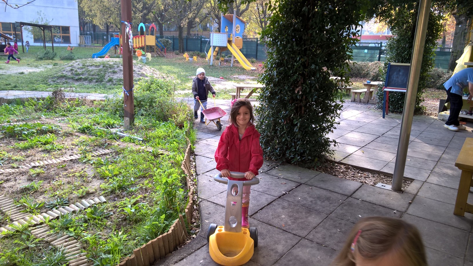Un'immagine che ritrae ricreazione, spazio pubblico, tempo libero, bambino e primavera.