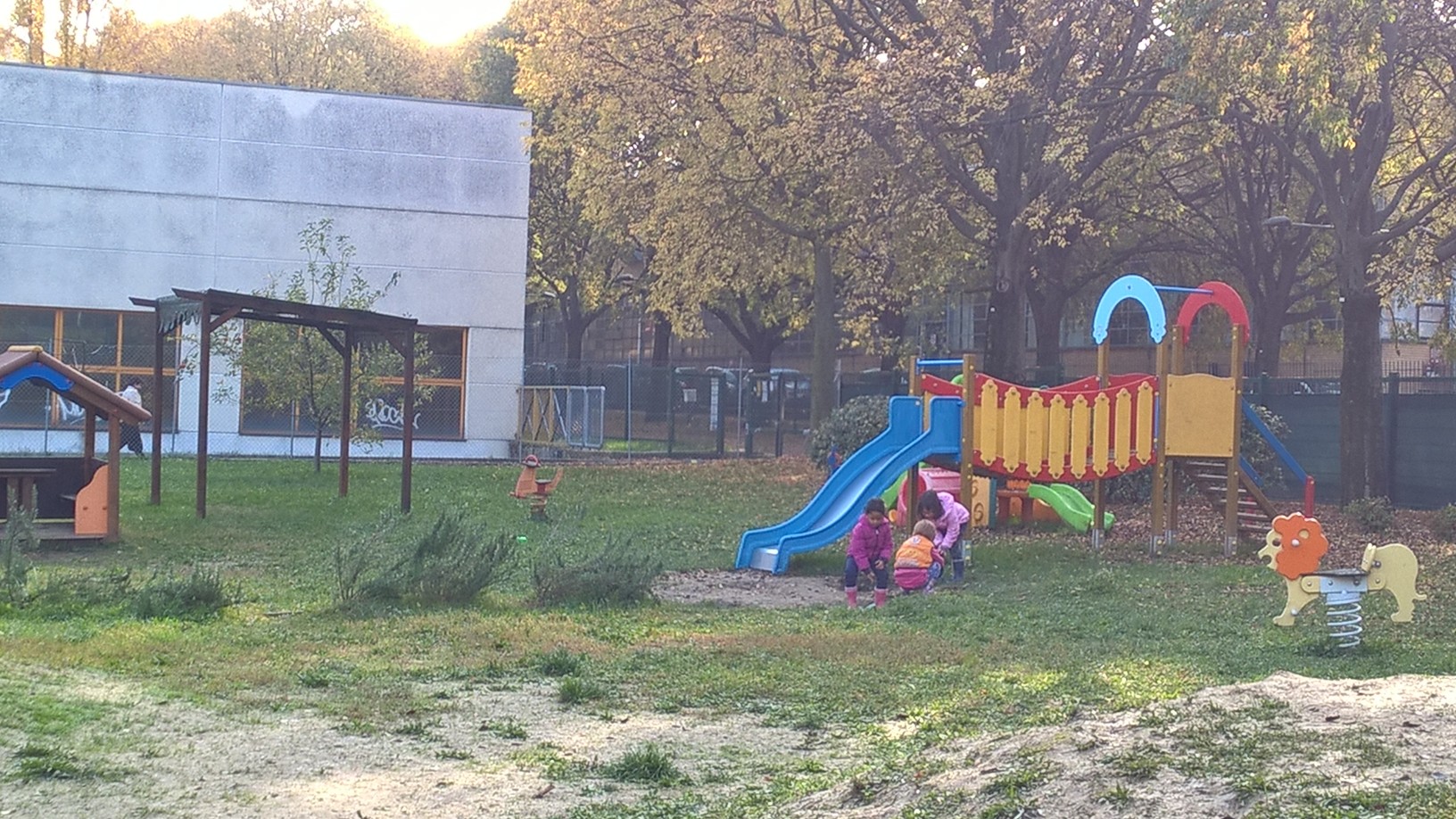 Un'immagine che ritrae albero, spazio pubblico, attrezzature da gioco all'aperto, insediamento umano e ricreazione.