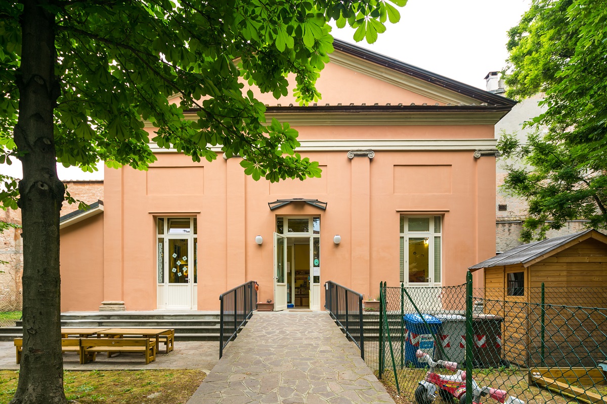 Un'immagine che ritrae porta, cortile, porta di casa e rivestimento.