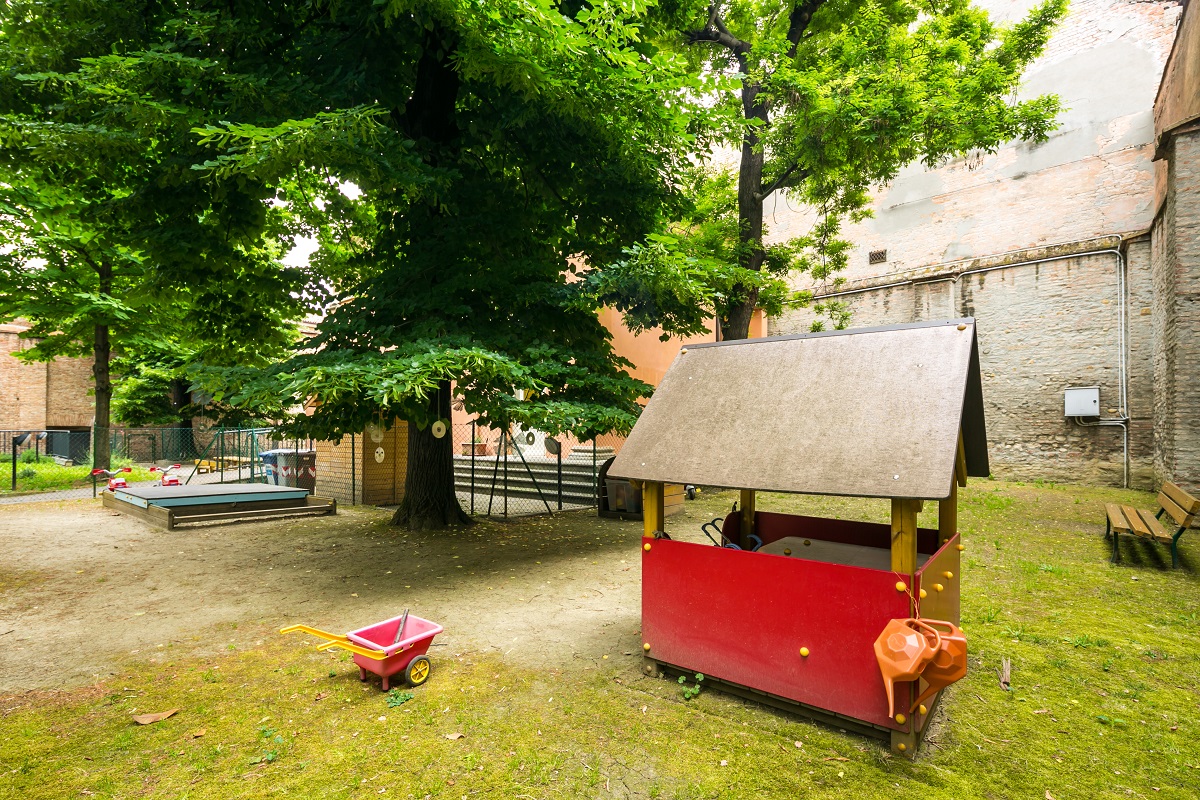 Un'immagine che ritrae spazio pubblico, insediamento umano, attrezzature da gioco all'aperto, ombra e cortile.