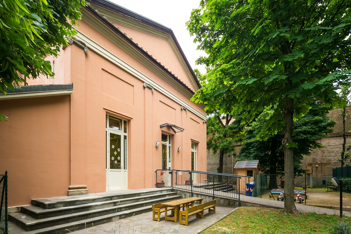 Un'immagine che ritrae porta, ombra, cortile, vialetto e illuminazione diurna.