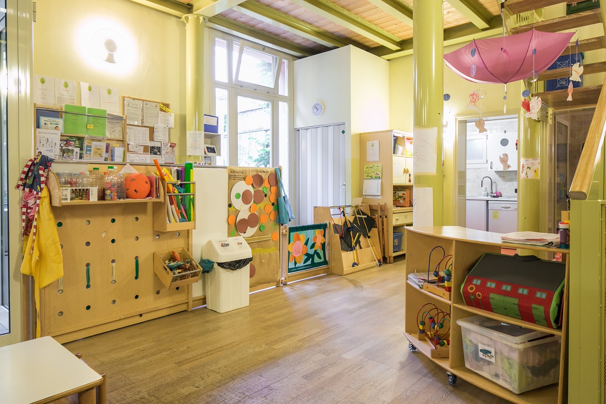 Un'immagine che ritrae design d'interni, pavimentazione, mobilia, pavimento e soffitto.