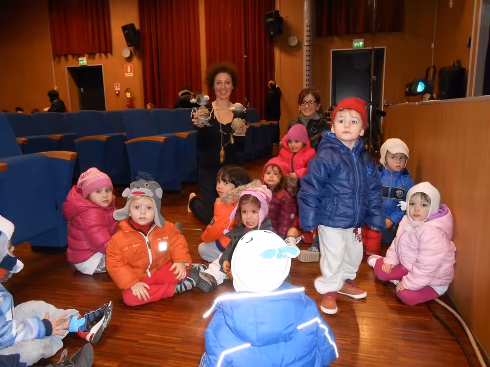 Un'immagine che ritrae capispalla, corpo umano, comunità, bambino e giacca.