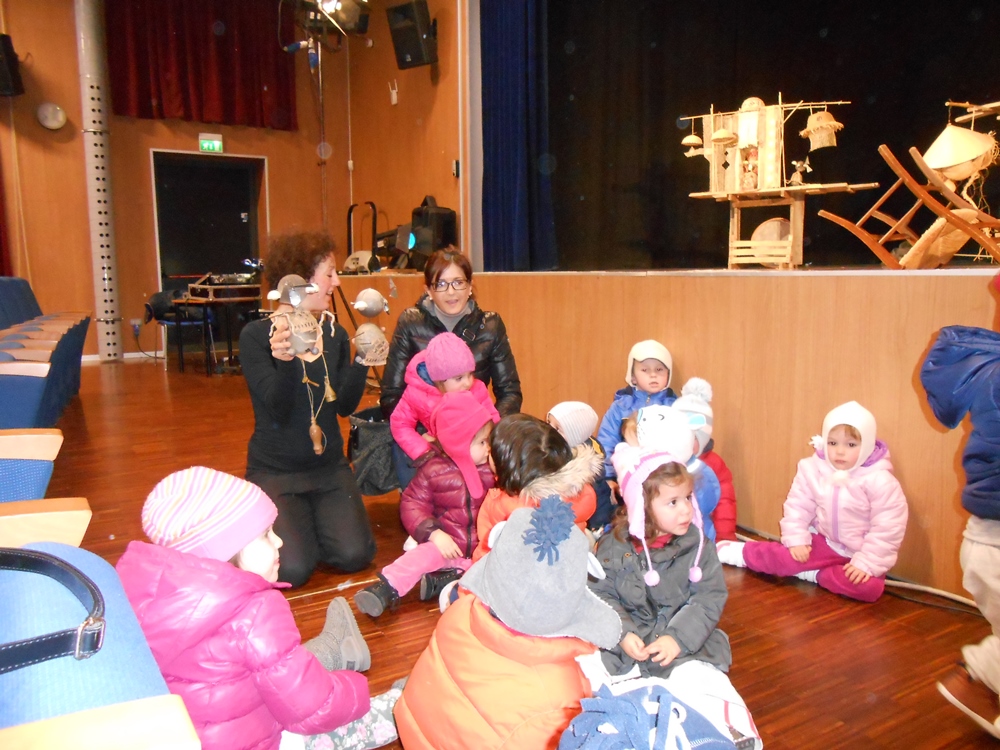 Un'immagine che ritrae comunità, bambino, divertimento, sedia e sala.