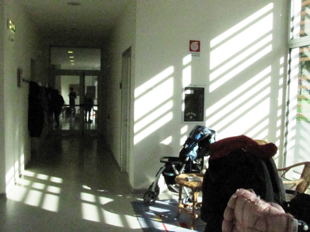 Un'immagine che ritrae pavimentazione, pavimento, design d'interni, soffitto e pulizia.