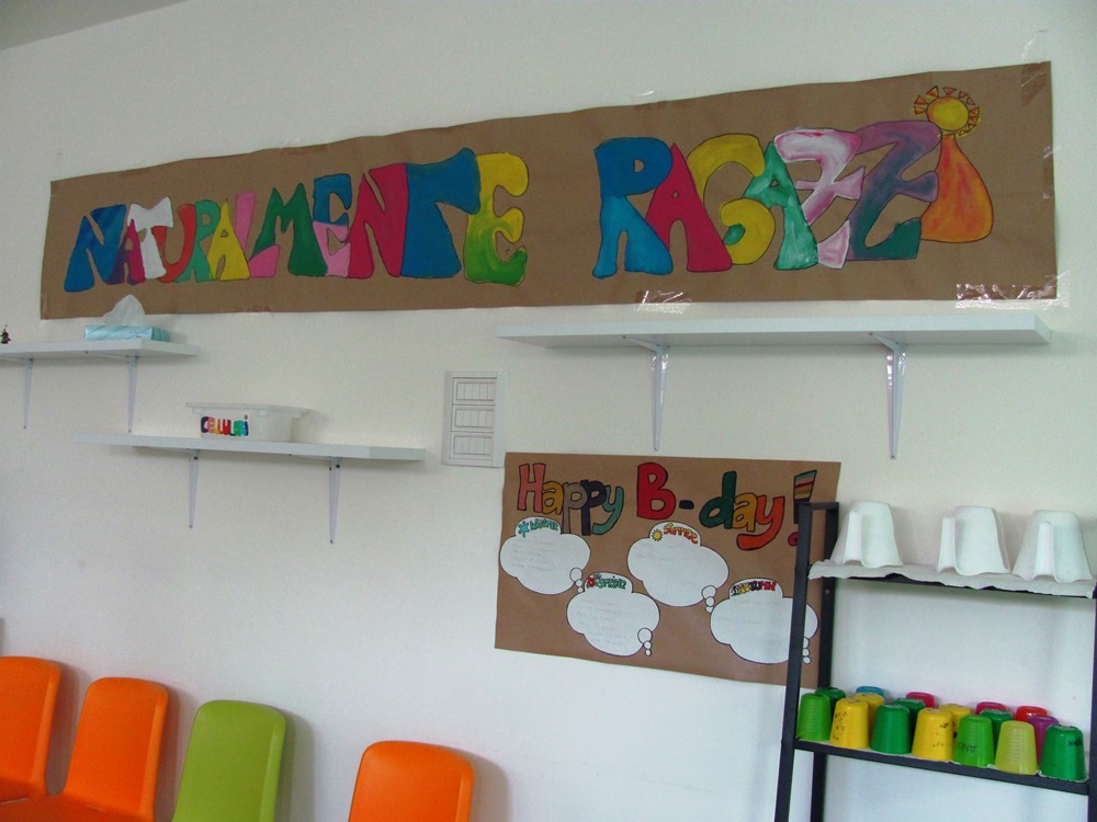 Un'immagine che ritrae mobilia, design d'interni, camera, sedia e aula.