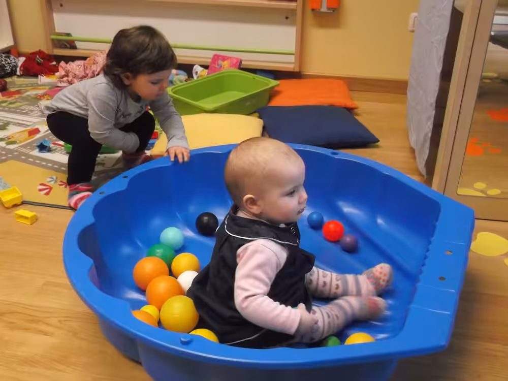 Un'immagine che ritrae bambino, giocattoli per bambini, divertimento, giocattolo e bambino che gioca con i giocattoli.