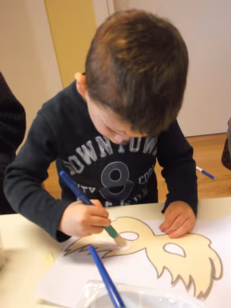 Un'immagine che ritrae mano, dito, carta, strumento di scrittura e bambino.