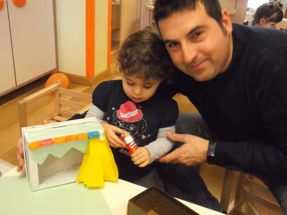 Un'immagine che ritrae vestiario, testa, mano, dito e bambino.