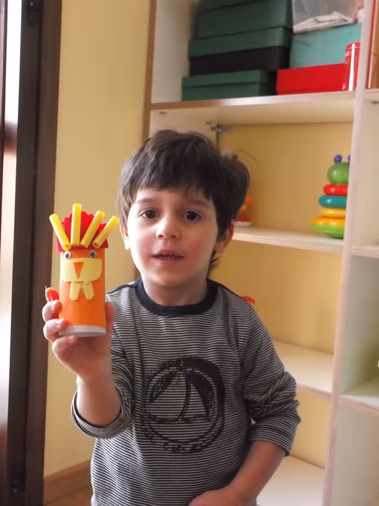 Un'immagine che ritrae dito, bambino, bambino che fa i primi passi, pollice e divertimento.